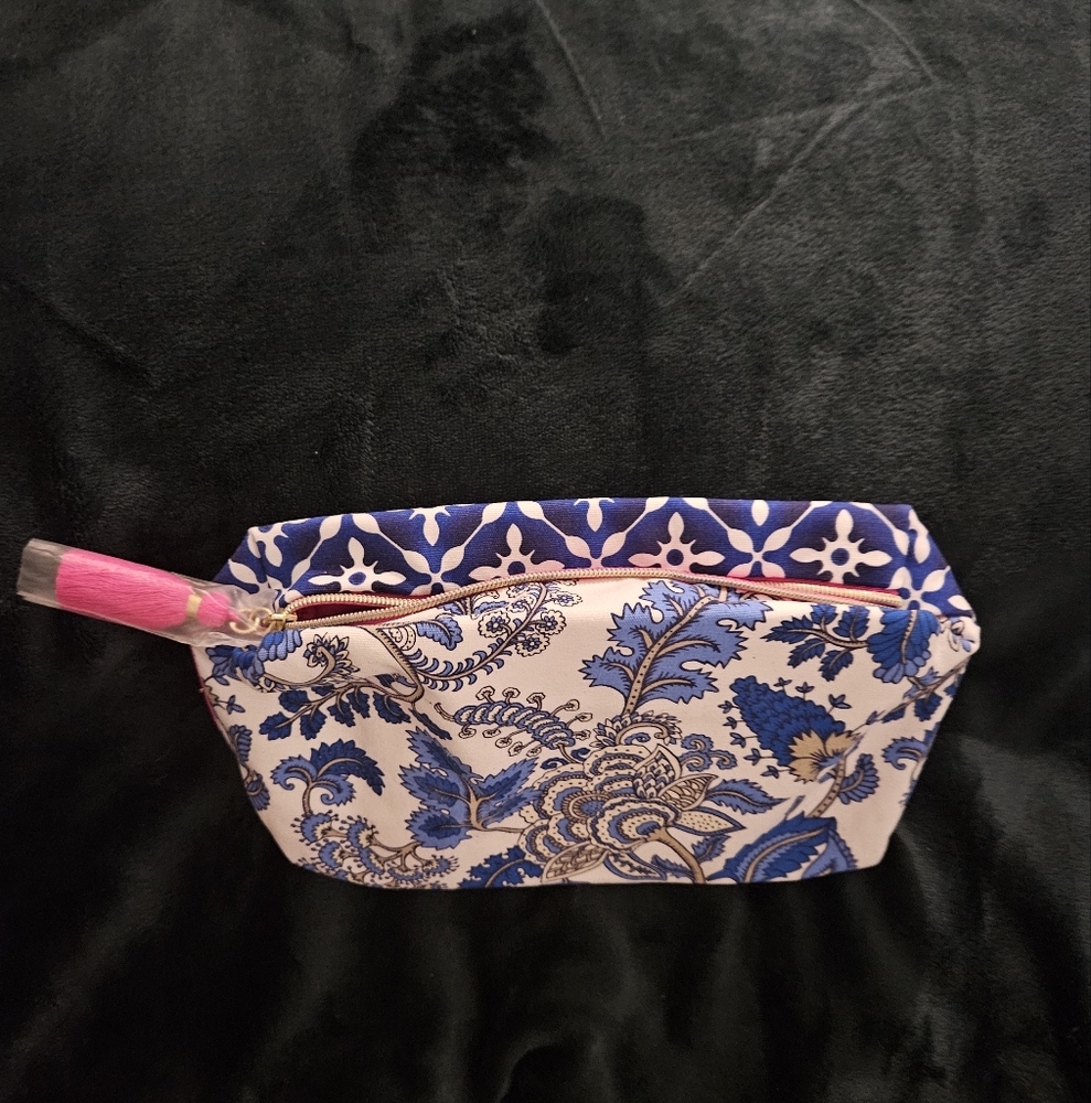 Estee Lauder Blue and White Cosmetic Bag With Sample Bundle